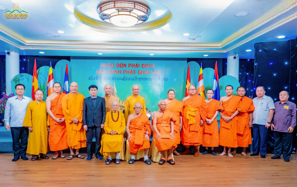Chư tôn đức Tăng Phật giáo Lào, chư Tôn đức Tăng Phật giáo Việt Nam, cùng các vị lãnh đạo chụp ảnh lưu niệm tại chương trình
