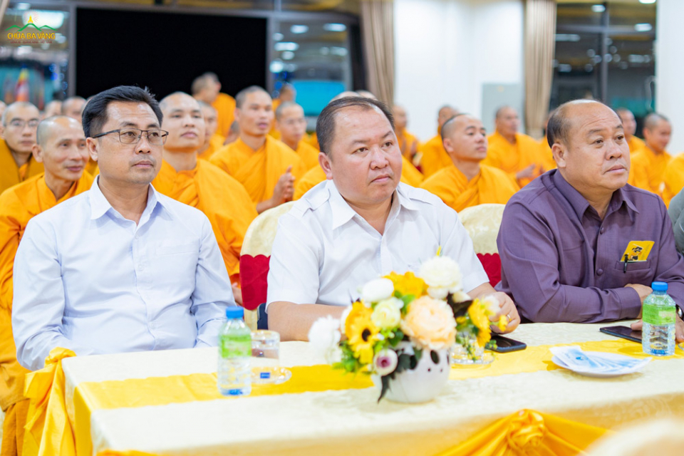 Lãnh đạo Cục Tôn giáo Trung ương Mặt trận Lào xây dựng đất nước, Cục Tôn giáo và Dân tộc – Bộ Nội vụ Lào tham dự chương trình