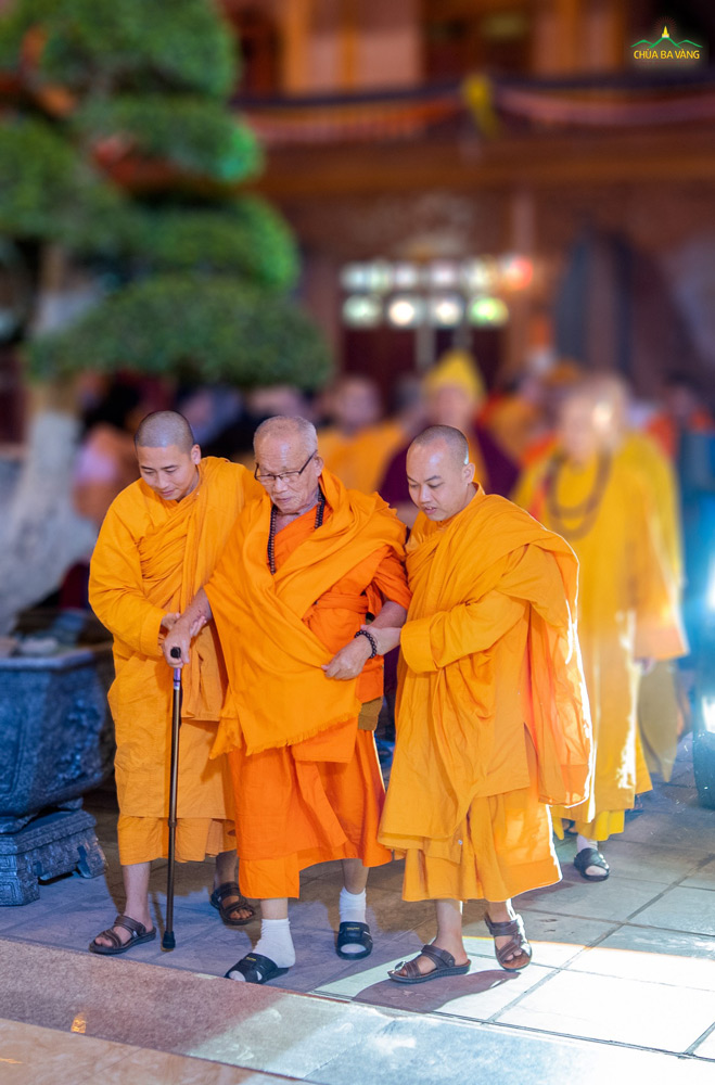 Chư Tăng chùa Ba Vàng cung đón Hòa thượng Maha Bounma Simmaphom - Chủ tịch Trung ương Liên minh Giáo hội Phật giáo Lào