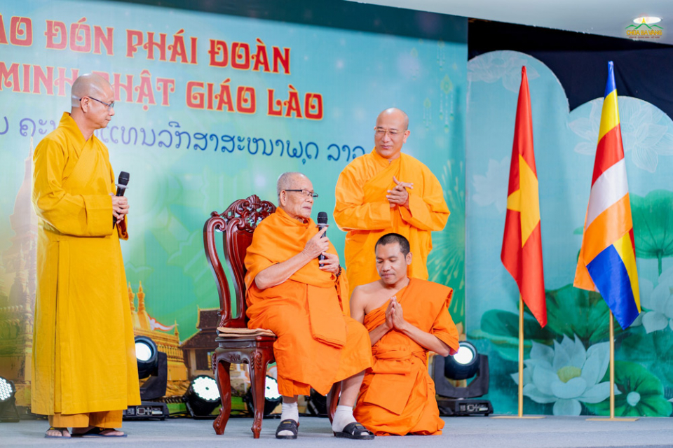 Hòa thượng Maha Bounma Simmaphom - Chủ tịch Trung ương Liên minh Giáo hội Phật giáo Lào chia sẻ đến đại chúng tham gia chương trình