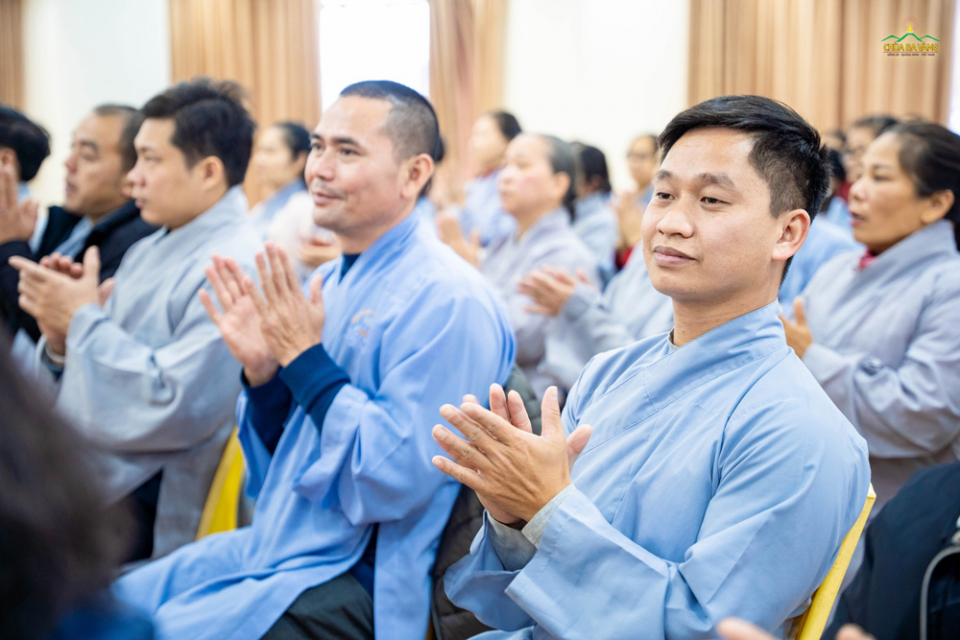 Các Phật tử hoan hỷ tham dự buổi họp tổng kết hoạt động Phật dự chùa Ba Vàng 2022