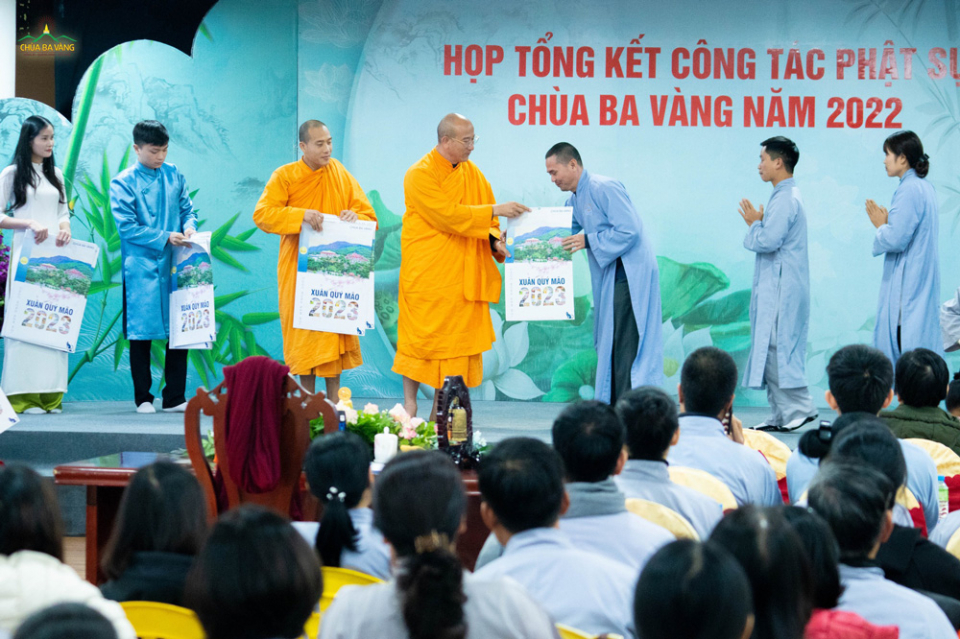 Sư Phụ Thích Trúc Thái Minh trao quà Tết cho đại diện ban lãnh đạo các đạo tràng