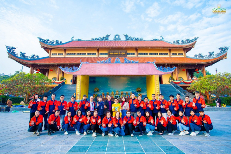 Kết thúc hành trình, cán bộ, nhân viên đã cùng chụp bức hình lưu niệm tại sân chính điện chùa Ba Vàng.
