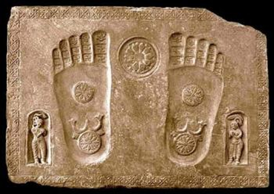 Khối đá bàn chân Phật được vua A Dục cho xây dựng tại Bồ đề đạo tràng - Ấn Độ (Nguồn ảnh: Internet)