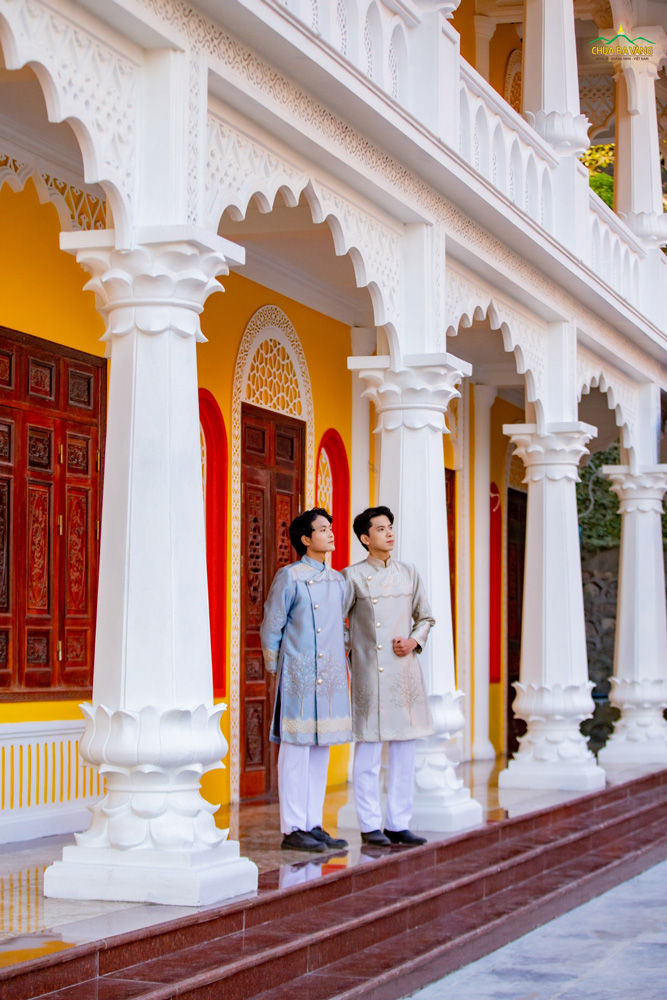 Các bạn trẻ diện những chiếc áo dài về chùa Ba Vàng du xuân để lan tỏa nét đẹp truyền thống của dân tộc đến với bạn bè quốc tế
