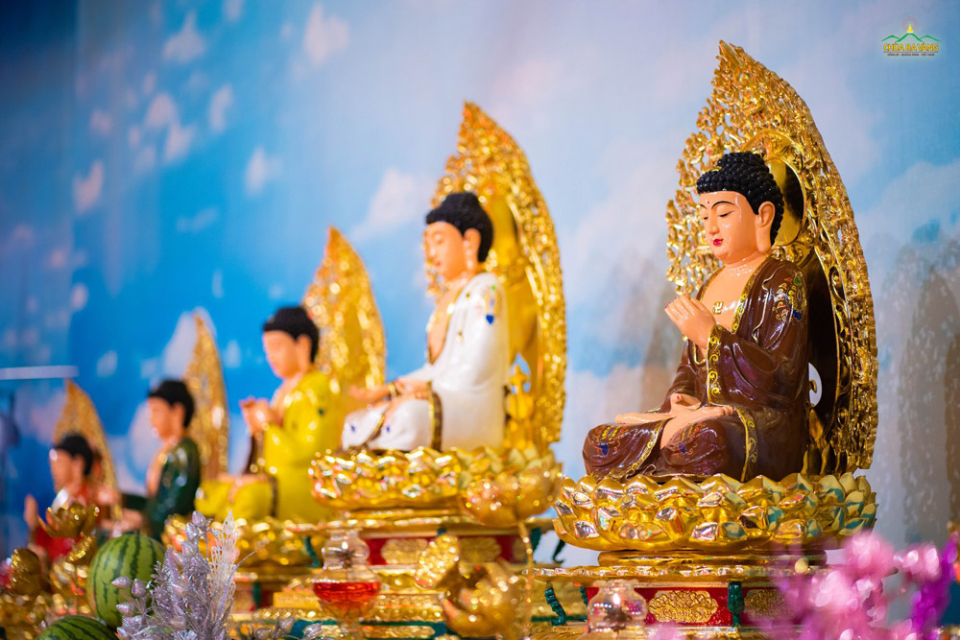 Tôn tượng Đức Phật Dược Sư tại chùa Ba Vàng