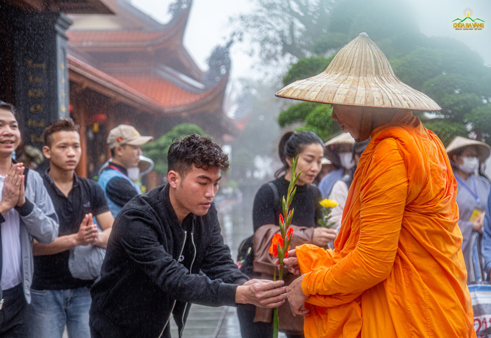 Nhân dân, Phật tử thập phương cung kính cúng dường chư Tăng tu hạnh đầu đà