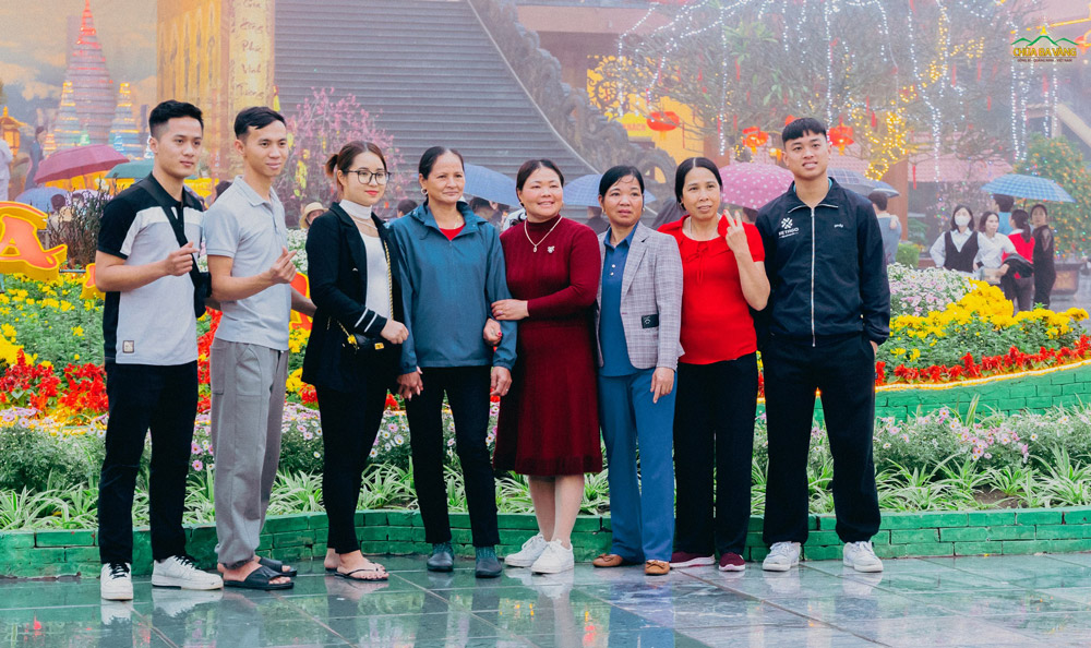 Mọi người cùng nhau chụp ảnh tại sân Chính Điện chùa Ba Vàng
