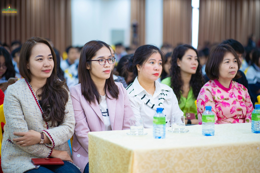 Các giáo viên trường THCS Nguyễn Trãi, Uông Bí lắng nghe những chia sẻ của Sư Phụ Thích Trúc Thái Minh