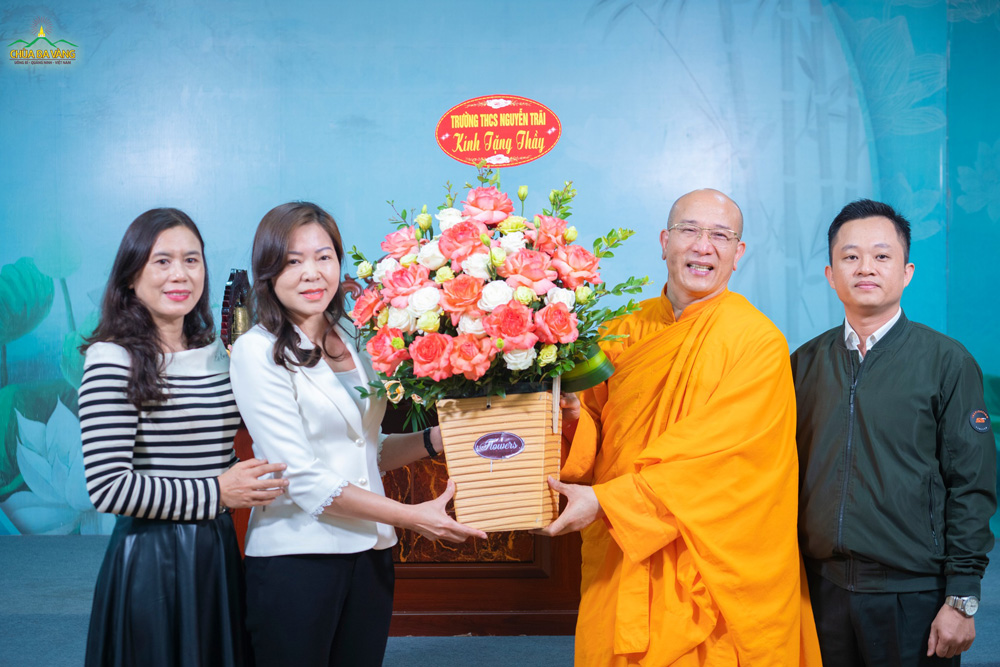 Các thầy cô giáo trường THCS Nguyễn Trãi, Uông Bí dâng lẵng hoa kính tặng Sư Phụ Thích Trúc Thái Minh