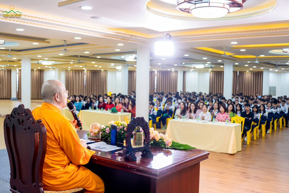 Sư Phụ Thích Trúc Thái Minh chia sẻ về chủ đề nhân quả cho các thầy cô giáo và các em học sinh trường THCS Nguyễn Trãi, Uông Bí