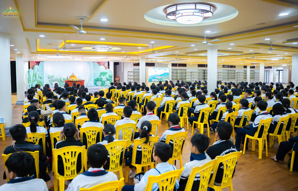 Vừa qua, các thầy cô giáo và các em học sinh trường THCS Nguyễn Trãi, Uông Bí đã về chùa Ba Vàng và lắng nghe Sư Phụ Thích Trúc Thái Minh chia sẻ Phật Pháp