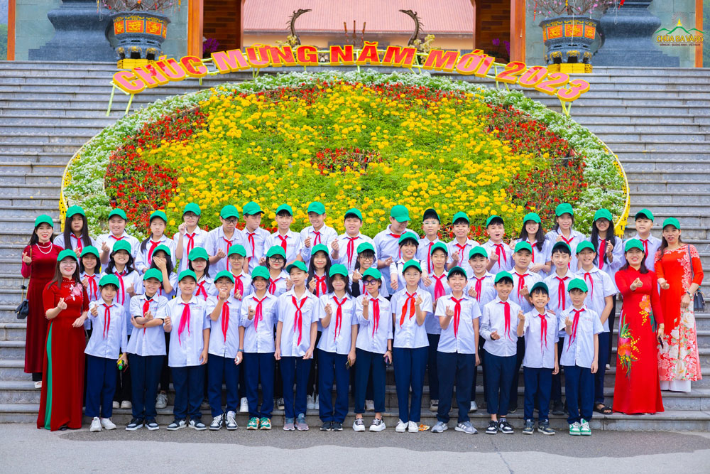Các giáo viên và các em học sinh trường THCS Nguyễn Trãi, Uông Bí chụp ảnh lưu niệm tại chùa Ba Vàng