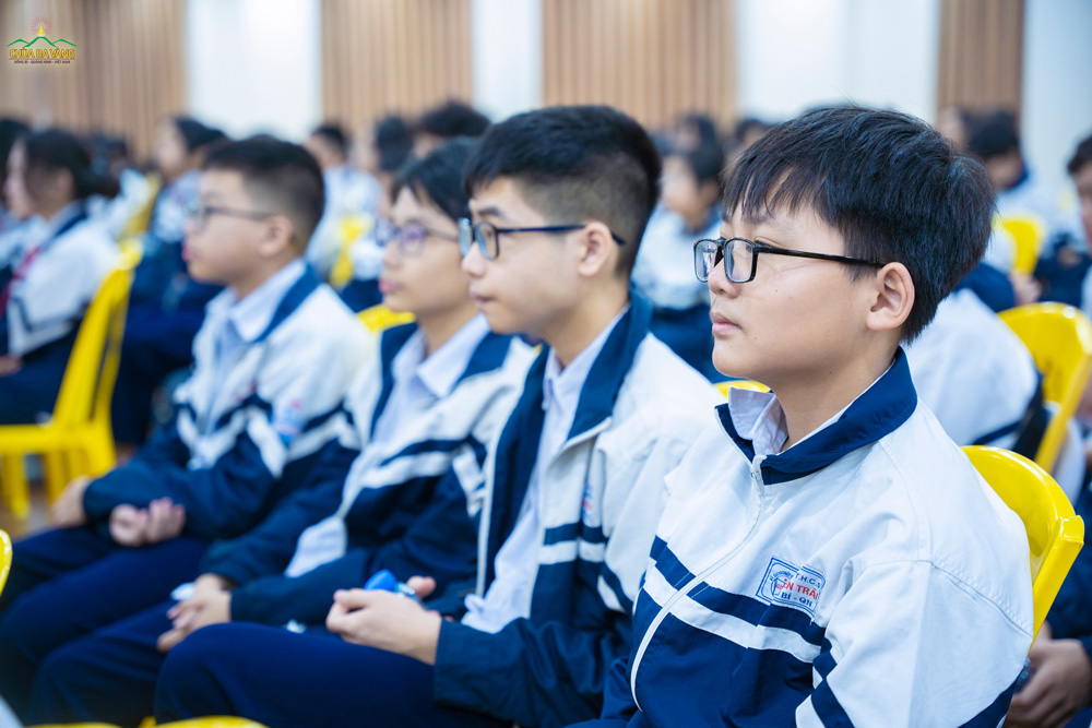 Các em học sinh chăm chú lắng nghe những chia sẻ của Sư Phụ Thích Trúc Thái Minh về Phật Pháp và nhân quả