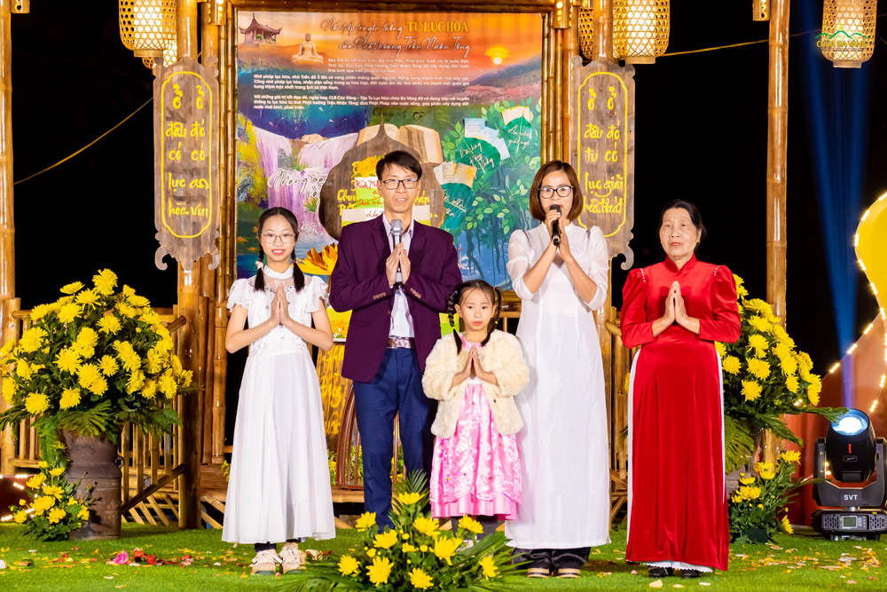 Gia đình Phật tử Nguyễn Khánh Toàn - Nguyễn Thị Hoa gửi lời tri ân Sư Phụ Thích Trúc Thái Minh và Cô Chủ nhiệm CLB Cúc Vàng trong đêm văn nghệ