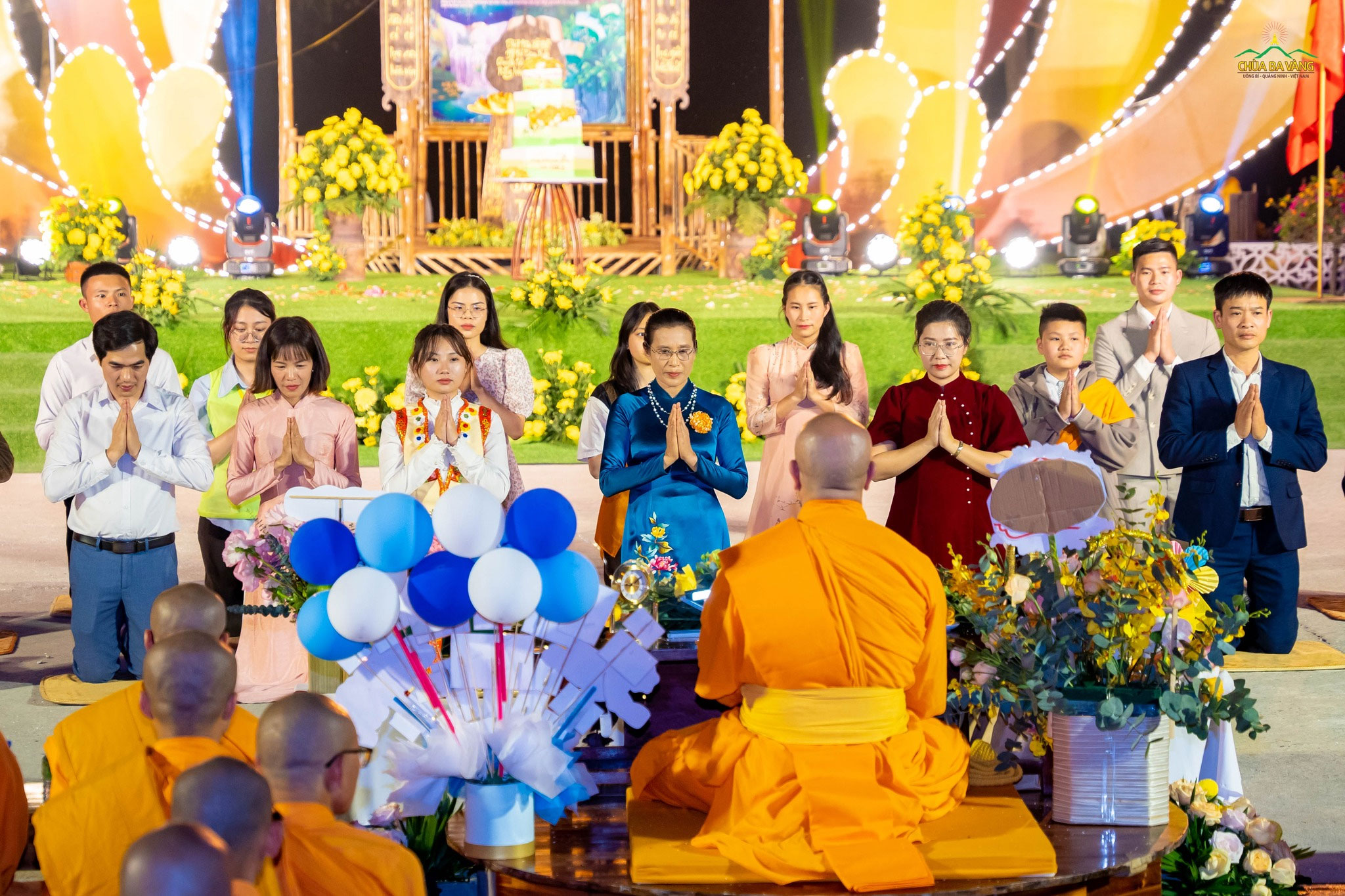 Các Phật tử quỳ gối lắng nghe những lời chỉ dạy trên Sư Phụ