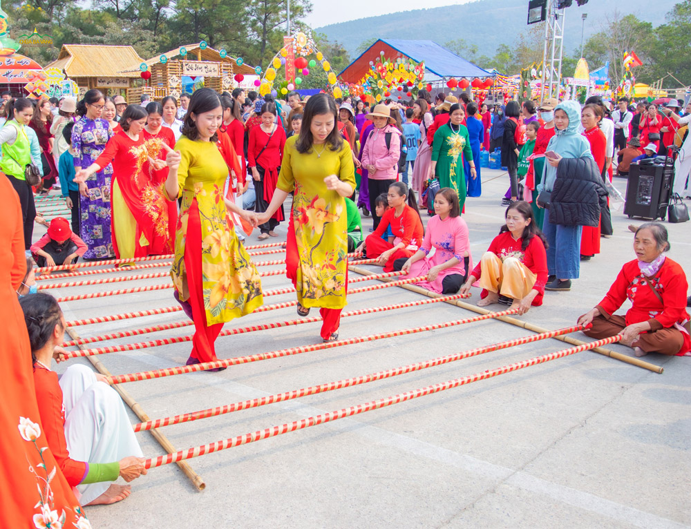   Các Phật tử mang sắc màu truyền thống đến với hội trại qua điệu múa sạp sôi động  