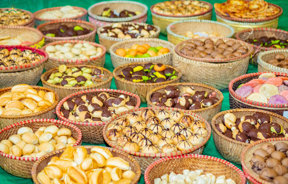   Rất nhiều loại bánh được chuẩn bị để “ra mắt” chương trình buffet “siêu to khổng lồ”  