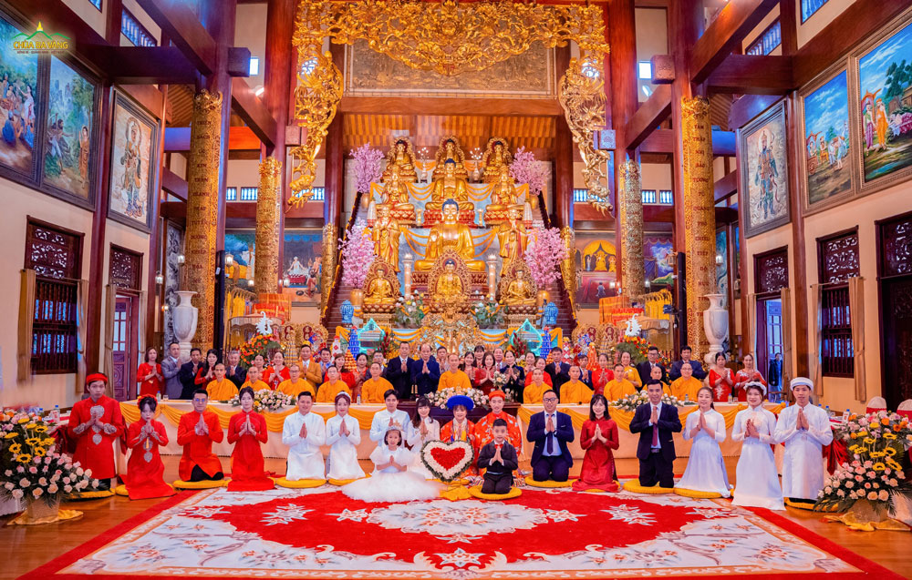 Các cặp đôi cùng gia đình được chụp hình lưu niệm cùng Sư Phụ Thích Trúc Thái Minh cùng chư Tăng chùa Ba Vàng
