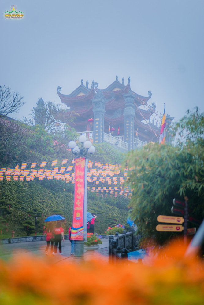 Làn sương giăng phủ khắp bổn tự như muốn chào đón những du khách về chùa hành hương, lễ Phật