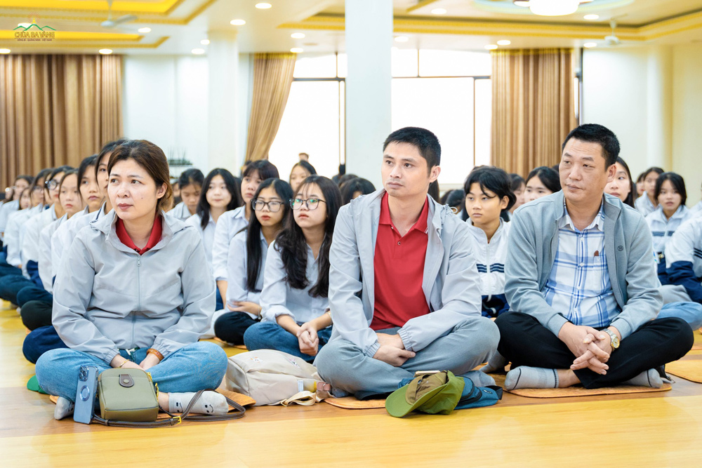 Thầy cô giáo và các em học sinh lắng nghe Sư Phụ Thích Trúc Thái Minh chia sẻ về chủ đề 