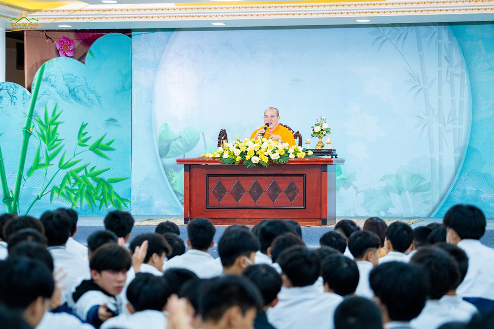 Sư Phụ Thích Trúc Thái Minh chia sẻ những lời Phật dạy với các em học sinh để các em phát huy tinh thần tích cực hơn nữa trong các việc thiện lành