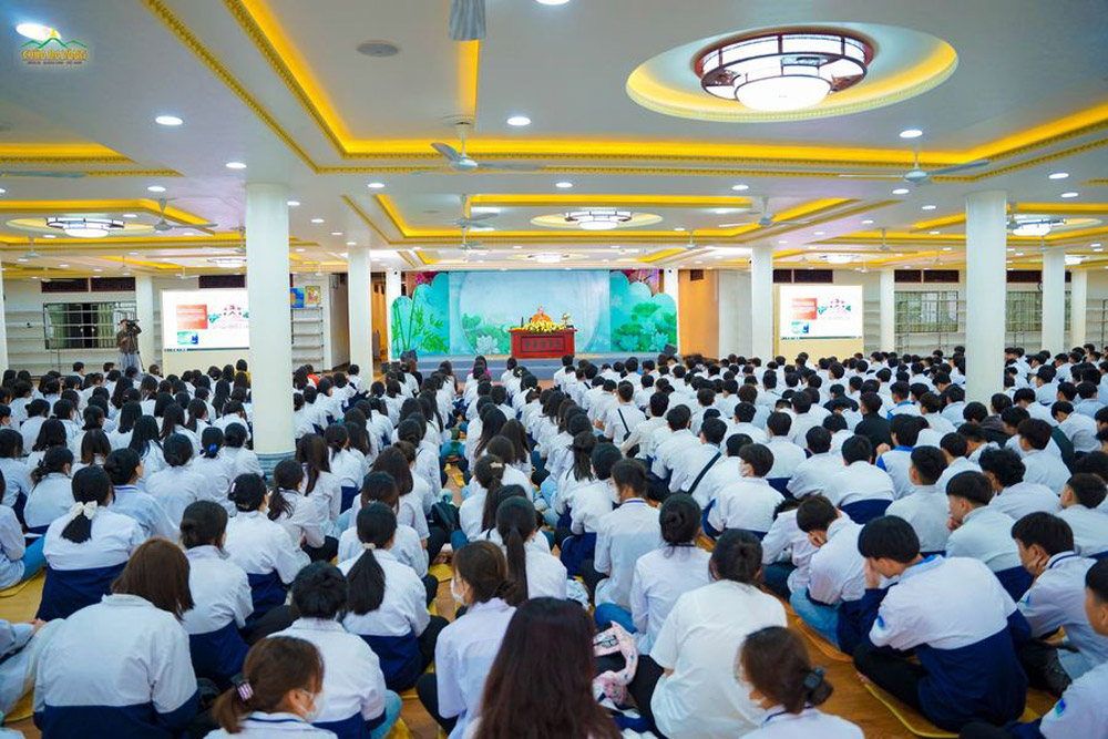 Thể theo lời thỉnh cầu của các thầy cô giáo Trường THPT Diêm Điền, Thái Thụy, Thái Bình, Sư Phụ Thích Trúc Thái Minh đã quang lâm và có một thời chia sẻ những lời Phật dạy cho các em học sinh