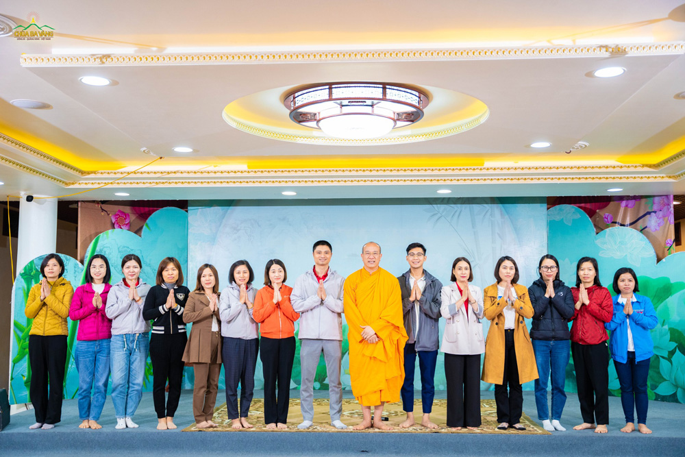 Các thầy cô giáo Trường THPT Diêm Điền, Thái Thụy, Thái Bình chụp ảnh lưu niệm với Sư Phụ Thích Trúc Thái Minh
