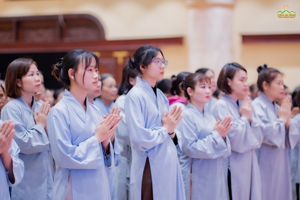 Phật tử chùa Ba Vàng chắp tay trang nghiêm tham dự đàn chẩn tế kết lễ Ngũ Bách Danh Quý Mão 2023
