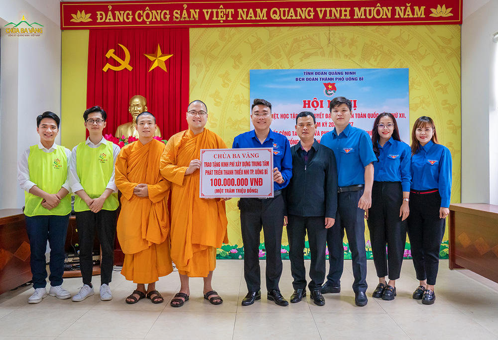 Ngày 11/04/2023 vừa qua, được sự chỉ dạy trên Sư Phụ Thích Trúc Thái Minh, chùa Ba Vàng đã trao tặng 100 triệu đồng hỗ trợ kinh phí xây dựng Trung tâm Phát triển Thanh thiếu nhi TP. Uông Bí