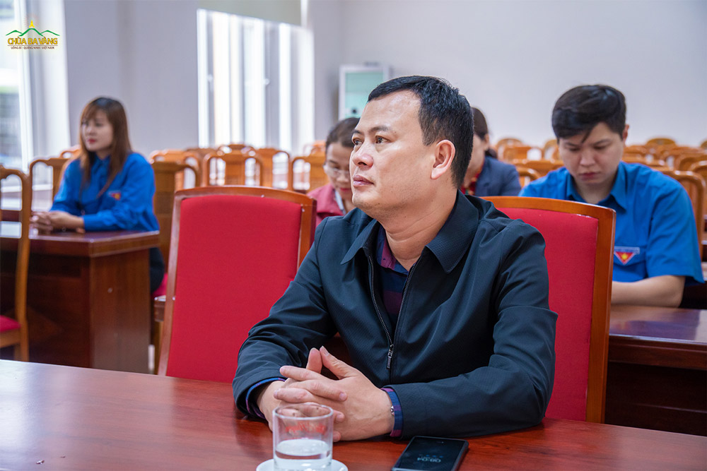 Ông Phạm Thái Sơn - Phó Chủ tịch Uỷ ban Mặt trận Tổ quốc thành phố Uông Bí tham dự buổi trao tặng ý nghĩa của chùa Ba Vàng tới Thành Đoàn thành phố