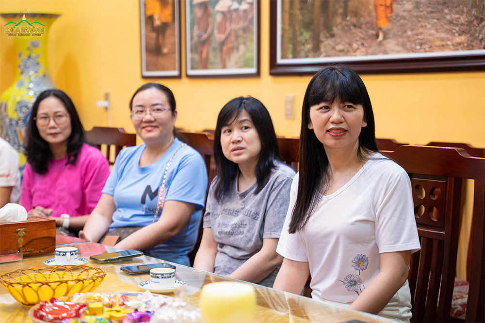 Các cô giáo Trường Đại học Thủy Lợi về thăm chùa Ba Vàng và có buổi trò chuyện với Sư Phụ Thích Trúc Thái Minh