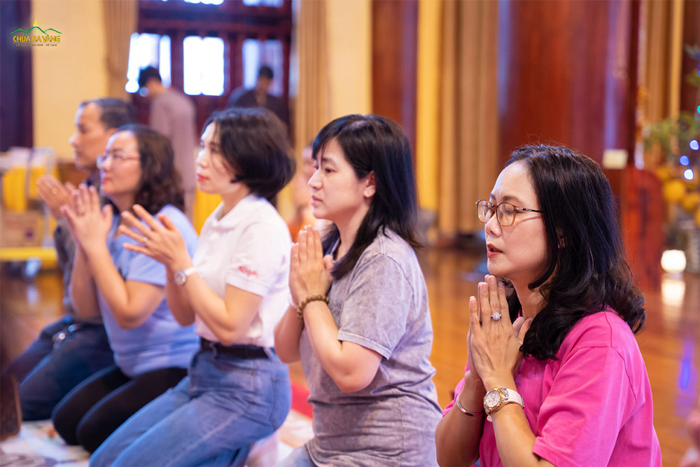 Các thầy cô giáo Trường Đại học Thủy Lợi hướng lên ngôi Tam Bảo lễ Phật cầu gia hộ