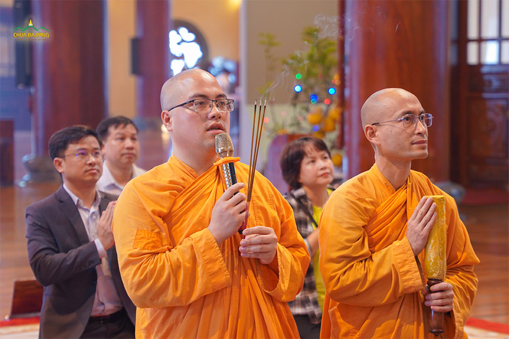 Tại Chính Điện chùa Ba Vàng, đoàn đã được chư Tăng tác lễ cầu an