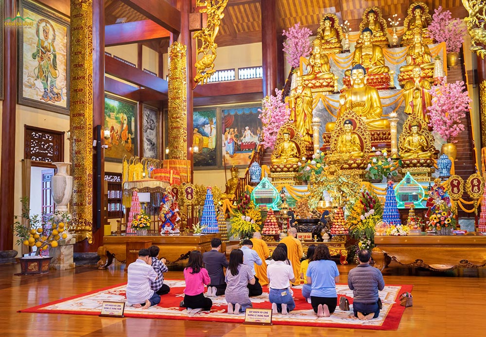 Ông Nguyễn Đức Tiệp - Hiệu trưởng Trường Đại học Hạ Long cùng các thầy cô giáo Trường Đại học Thủy Lợi dâng hương, lễ Phật tại Chính Điện chùa Ba Vàng