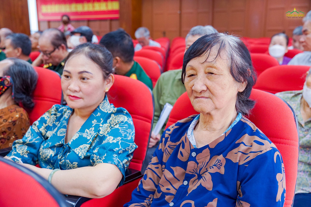 Người dân đến tham dự chương trình trao quà hỗ trợ hộ gia đình có hoàn cảnh khó khăn, hộ cận nghèo vươn lên thoát cận nghèo trên địa bàn phường Quang Trung  