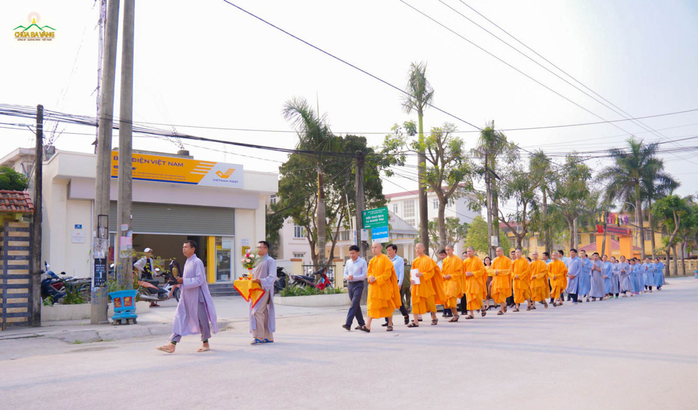 Đại diện chính quyền xã Quảng Thái, huyện Quảng Xương, tỉnh Thanh Hóa, cùng nhân dân, Phật tử cung thỉnh chư Tăng đến đài tưởng niệm anh hùng liệt sĩ để tác lễ cầu siêu
