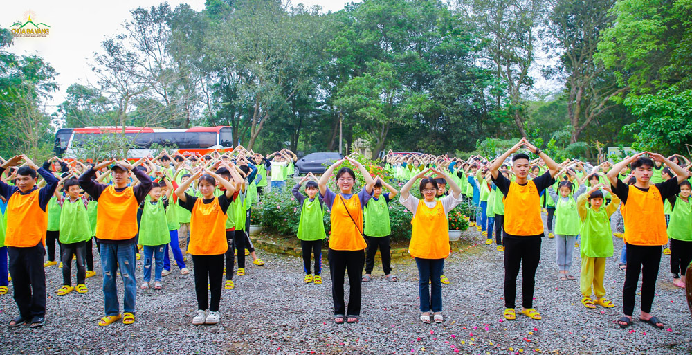 Khung cảnh buổi tập thể dục với động tác cực đều của các bạn trẻ tại chùa Đế Thích - Nghệ An.