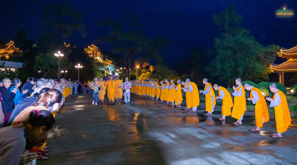 Tăng Ni và các Phật tử, cư sĩ tại chùa đón mừng Sư Phụ cùng đoàn trở về sau chuyến hoằng Pháp tại xứ sở hoa anh đào