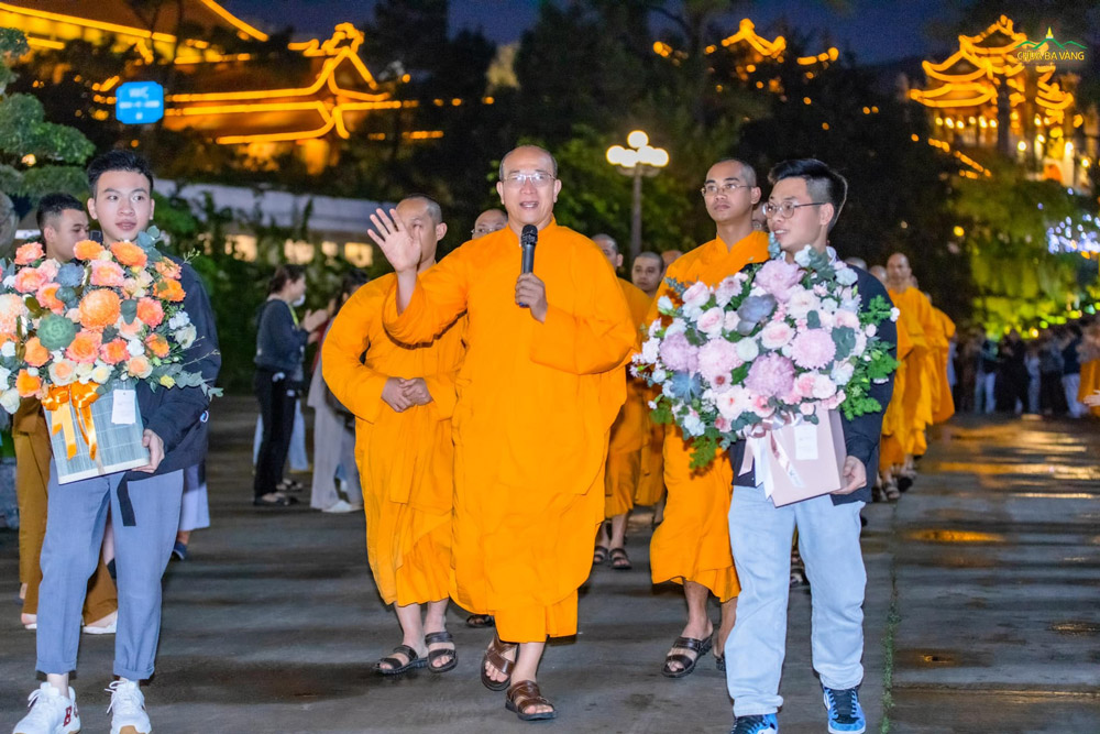 Sau chuyến hoằng Pháp trên đất nước Nhật Bản, tối ngày 25/4/2023 (tức ngày 6/3/Quý Mão) vừa qua, Sư Phụ Thích Trúc Thái Minh và đoàn đã trở về chùa Ba Vàng trong niềm vui đón mừng của các Phật tử, cư sĩ đang tu học tại chùa
