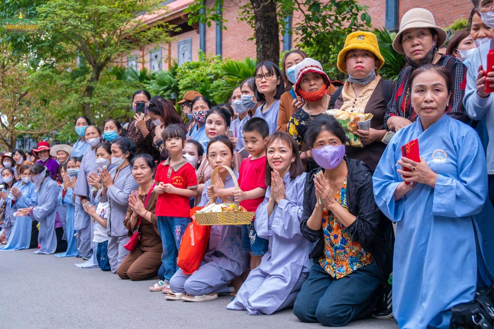 Nhân dân, Phật tử thập phương tham dự buổi lễ đặt bát cúng dường chư Tăng tu hạnh đầu đà nhân kỷ niệm ngày Tôn giả Đại Ca Diếp