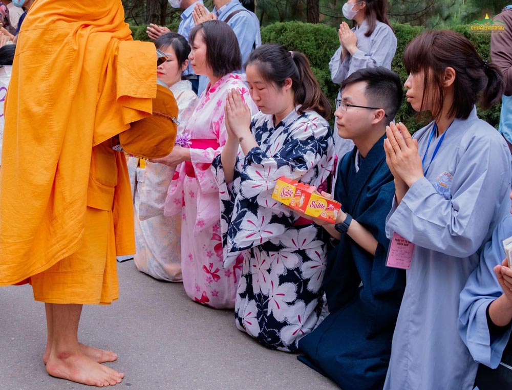 Từ đất nước mặt trời mọc trở về chùa Ba Vàng, các Phật tử xa xứ Nhật Bản tham dự lễ đặt bát cúng dường nhân kỷ niệm ngày Tôn giả Đại Ca Diếp