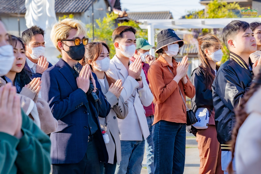 Mọi người chắp tay trang nghiêm hướng tâm tham dự lễ cầu an và cầu siêu tại chùa Đại Nam, Himeji
