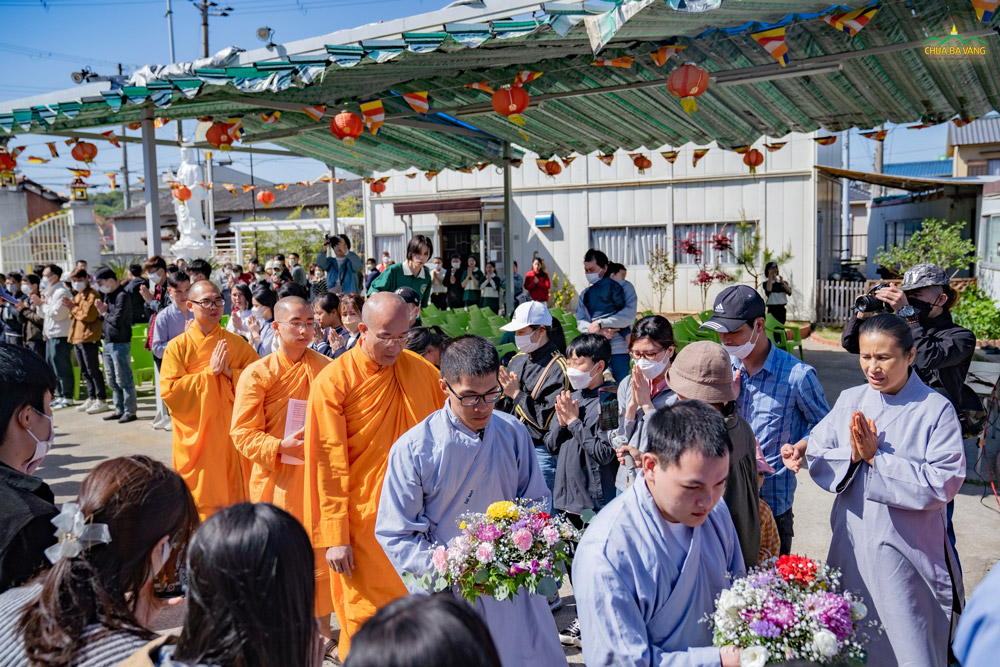 Các Phật tử và nhân dân cung đón Sư Phụ Thích Trúc Thái Minh quang lâm chùa Đại Nam, Nhật Bản, truyền trao Pháp nhũ tới đại chúng