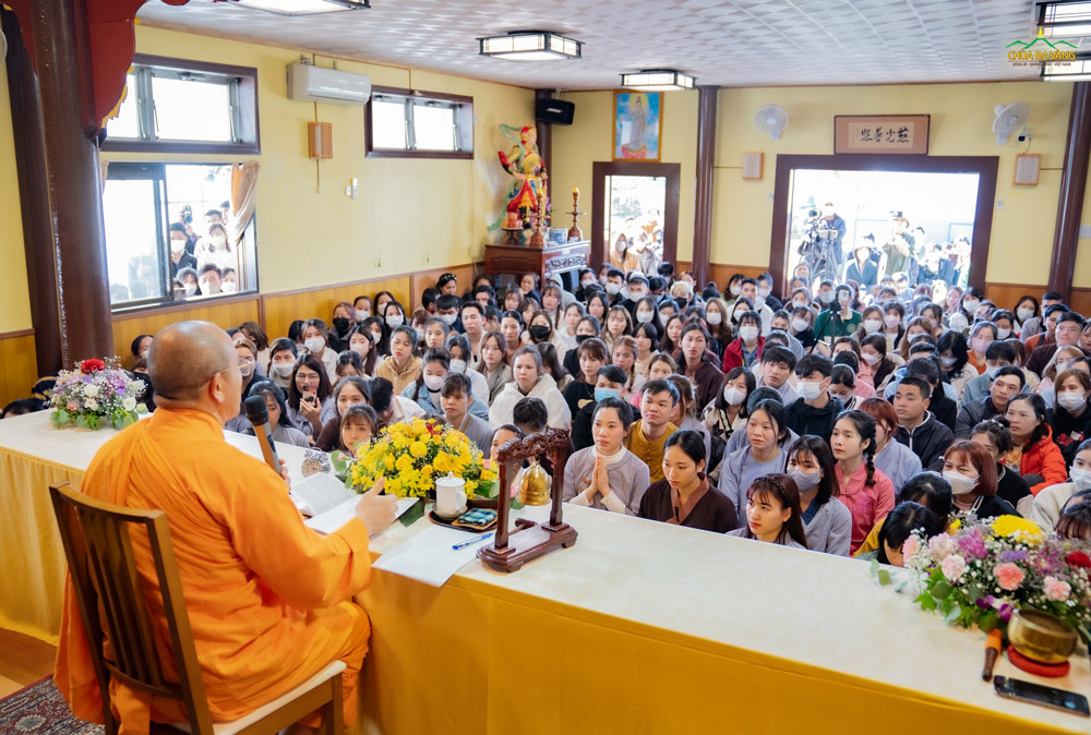 Đông đảo nhân dân, Phật tử đến nghe Sư Phụ Thích Trúc Thái Minh giảng Pháp tại chùa Đại Nam, Nhật Bản