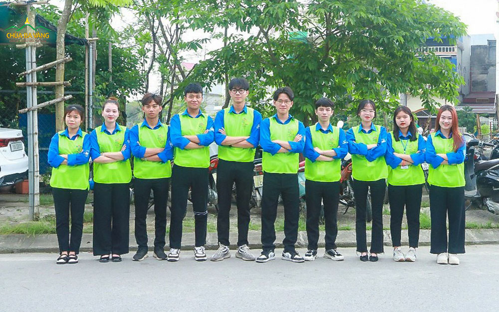 Các bạn trẻ khối Vị Xuyên - Nam Định cùng chụp ảnh lưu niệm với nhau trước khi tham gia dọn dẹp, vệ sinh môi trường.