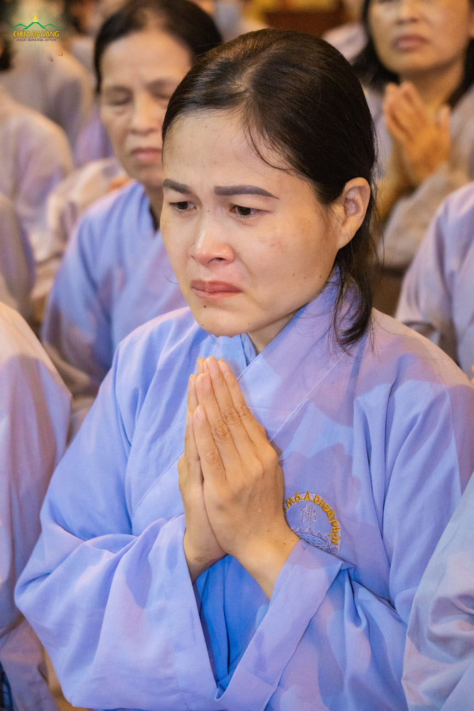 Phật tử xúc động trong lễ đàn chẩn tế.