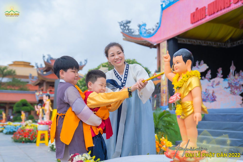 Từ đất nước Hàn Quốc, Phật tử cùng gia đình đã trở về tham gia Đại lễ Phật đản.