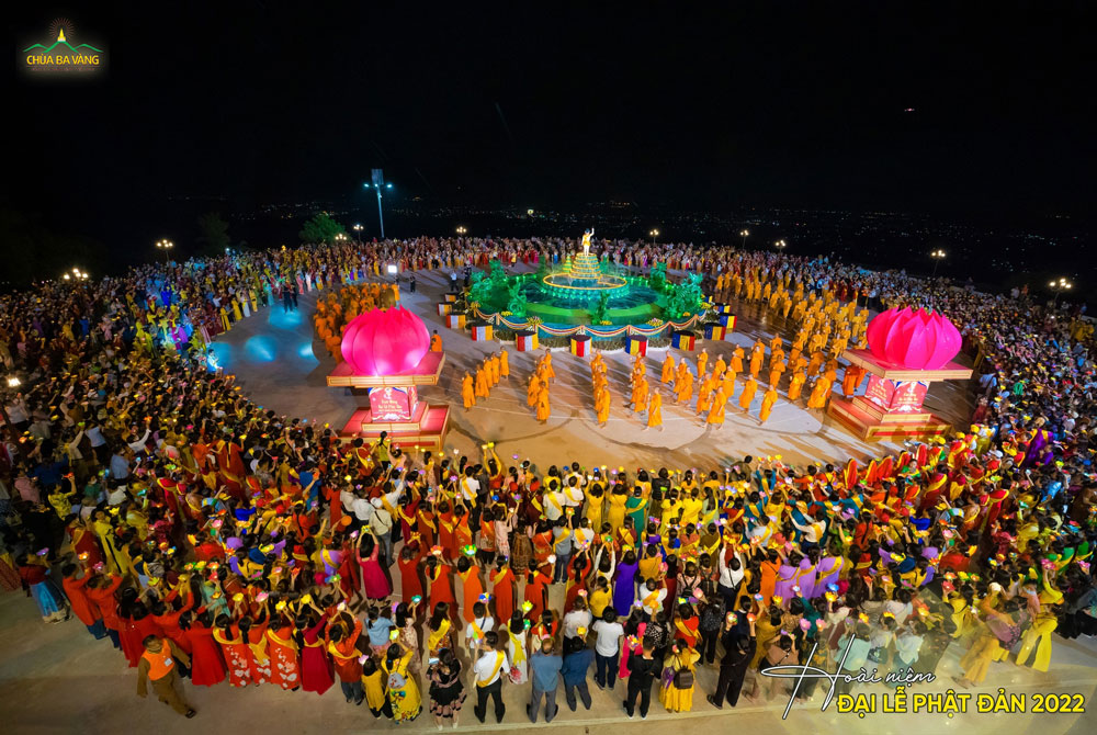 Hàng vạn người cùng về chùa Ba Vàng tham gia Đại lễ Phật đản  