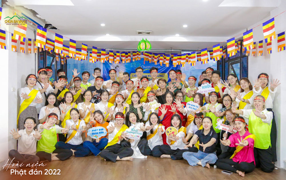 Tại các khối thuộc câu lạc bộ tuổi trẻ ở Hà Nội, các bạn trẻ cùng nhau tổ chức buổi lễ kính mừng Đức Phật đản sinh.